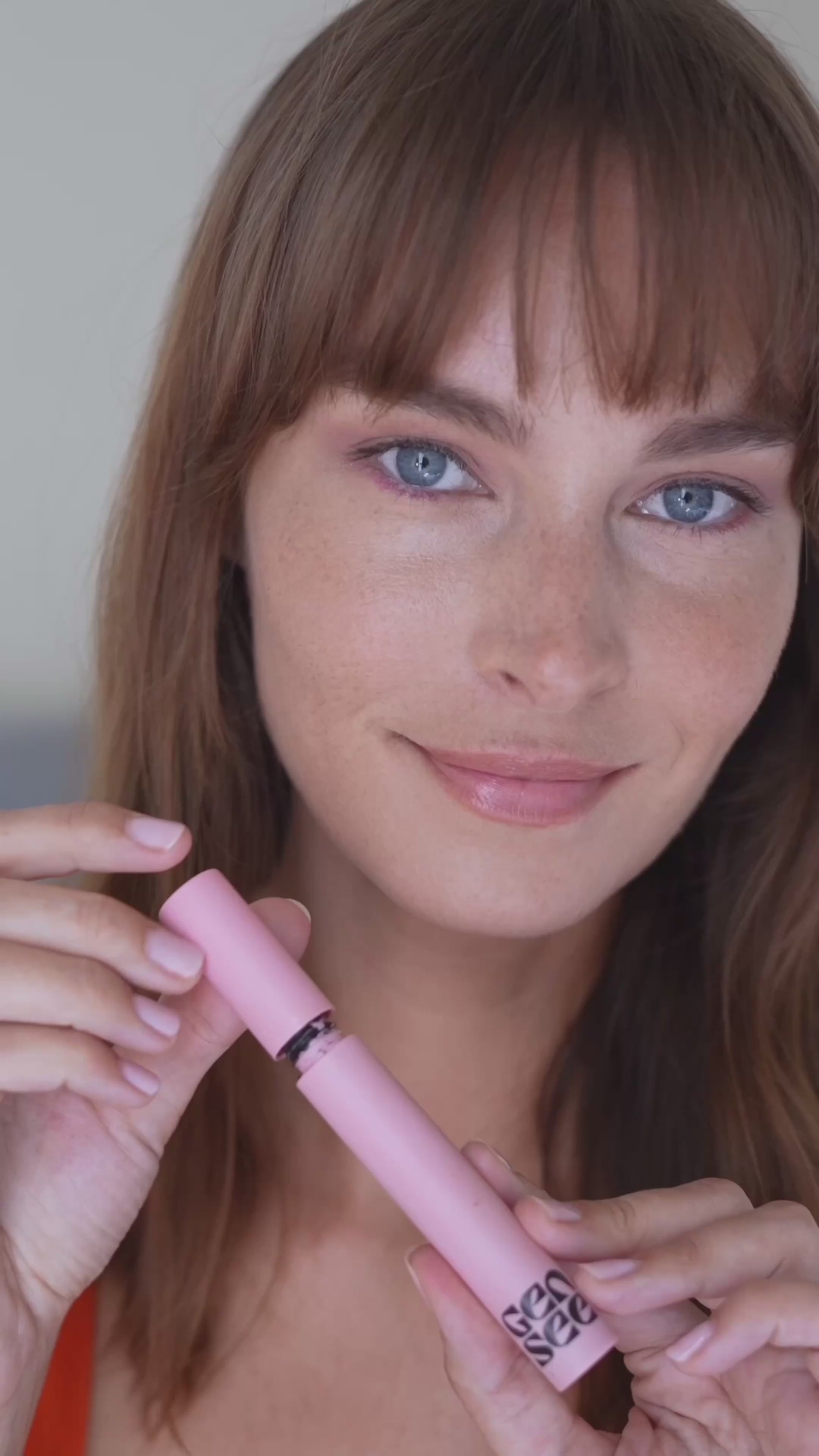 Load video: Black Mascara Variant 1